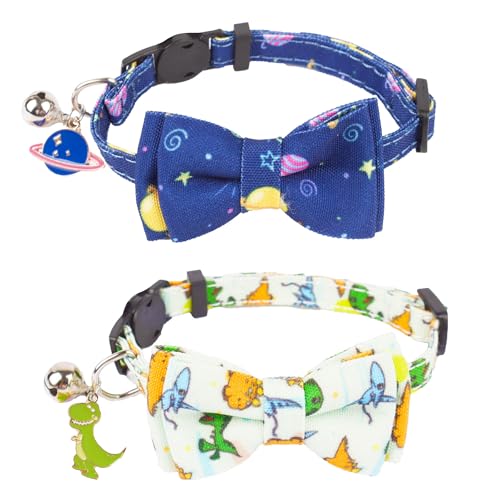 ADOGGYGO Katzenhalsband mit niedlicher Fliege und Glocke, 2 Stück, Kätzchen-Halsband mit abnehmbarer Fliege, Universum-Dinosaurier-Muster, Katzen-Fliege für Kätzchen (16,5 cm - 21,6 cm) von ADOGGYGO