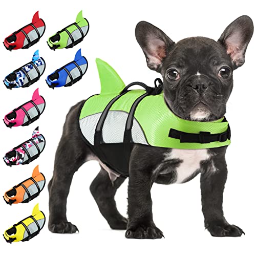 ALAGIRLS Klein Schwimmweste für Hunde Ripstop Hai Hund Rettungsweste Erhalter für Schwimmen, Justierbarer Welpen Flotation Mantel Haustier Rettungsweste mit Hohem Auftrieb ALADLJ001 GreenN XS von ALAGIRLS