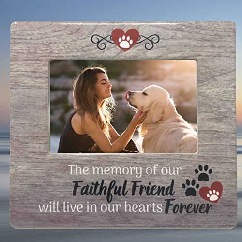 BANBERRY DESIGNS Pet Memorial Frame - The Memory of Our Faithful Friend Will Live in Our Hearts Forever - Rustic Brown Barn Wood Like Background - Pawprint and Heart Design - 4 X 6 Picture Opening von BANBERRY DESIGNS