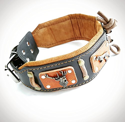 Bestia™ "Hunter" Echtleder Hundehalsband für große Hunde. 100% Leder. Weich gepolstert. 6,3 cm breit. Altmessing Jagdtmotive. Einzigartiges Design und Qualität. cane corso, Rottweiler, Dogo. Handgefertigt in der EU! von Bestia