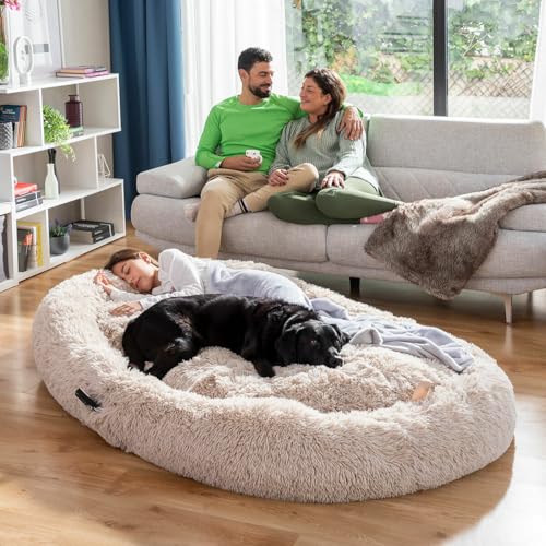 Hundesofa, Hundebett für Menschen, warm und bequem – Haustierbett für Menschen, extra weich, rutschfest, abnehmbarer Bezug, 2 Griffe, riesiges Hundebett für Mensch und Tier, Beige von CELLUSTOP