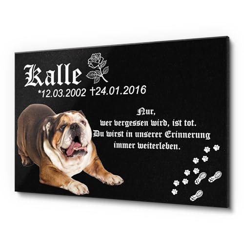 CHRISCK design Tiergrabstein Hund aus Granit mit farbigem Bild und Pfotenspuren 30x20 cm | Gedenkstein für Hunde Bulldogge personalisiert | Hundegrabstein als Tiergrab Deko wetterfest für draußen von CHRISCK design