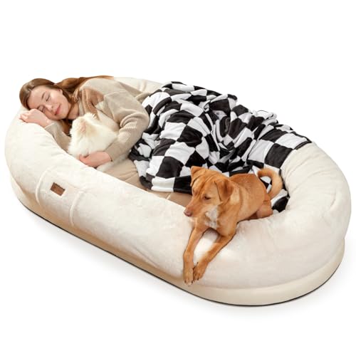 COZY KISS Human Dog Bed - Das Original Hundebett für Erwachsene für Menschen und Haustiere Bequemer Plüsch-Sitzsack mit Memory-Schaum, maschinenwaschbar und langlebig (Beige, 190,5 x 121,9 x 30,5 cm) von COZY KISS