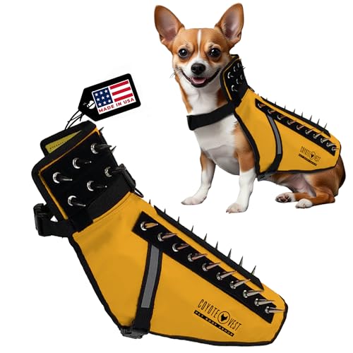 CoyoteVest Hundegeschirr Schutzweste, reflektierendes Hundezubehör mit Spikes, Schnappschnallen für schnelles Tragen und Entfernen (klein, gelb) von CoyoteVest