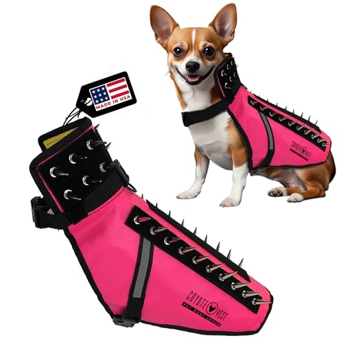 CoyoteVest Hundegeschirr Schutzweste, reflektierendes Hundezubehör mit Spikes, Schnappschnallen für schnelles Tragen und Entfernen (klein, rosa) von CoyoteVest