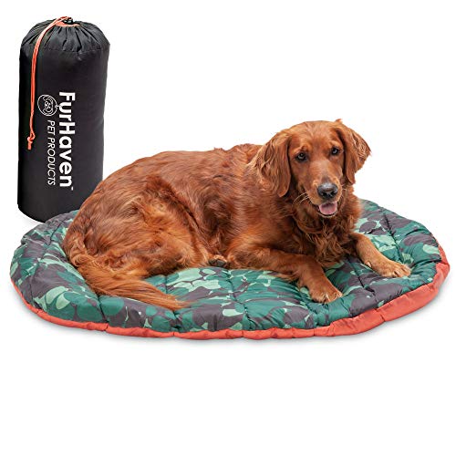 Furhaven Outdoor-Reise-Hundebett für große/mittelgroße Hunde mit Tragetasche, waschbar und faltbar, ideal für Kisten und Zwinger – Trail Pup Reisekissenmatte mit Packsack – orange-tarngrün von Furhaven