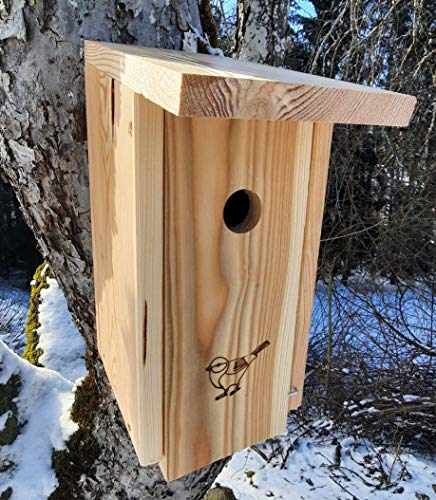 Nistkasten Natur (N32) für Spatzen, Kohlmeisen und Co. - aus extrem witterungsbeständigen 18mm starkem bayrischem Lerchenholz, Vogelhaus mit 32mm Einflugloch von Garten und Holztrends