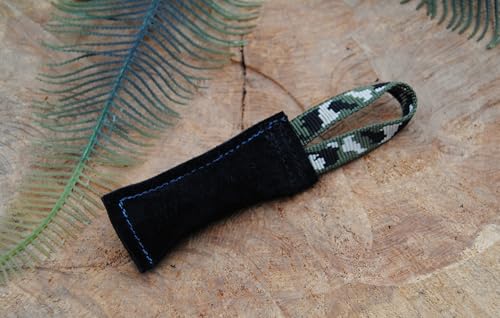 Beißwurst Leder, Schwarz 15 x 3cm, 1 Schlaufe Camouflage in Grün-Tarn von Generisch