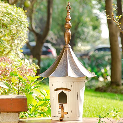 Glitzhome 75 cm H Vogelhaus aus Metall zum Aufhängen für den Außenbereich, übergroße Bauernhaus-Pagode, bemaltes Vogelhaus mit Bronze-Dach für Bluebird, Zrennen, Küken, Terrasse, gewaschenes Weiß von Glitzhome