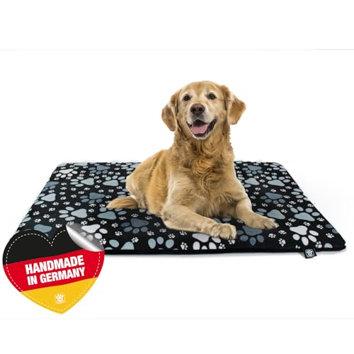 Made in Germany rutschfeste Hundedecke, Pfote Schwarz, 55 x 75 cm, für kleine & große Hunde I Flauschige Hundedecke, waschbar, trocknergeeignet mit 4 cm Polster-Füllung von HS-Hundebett