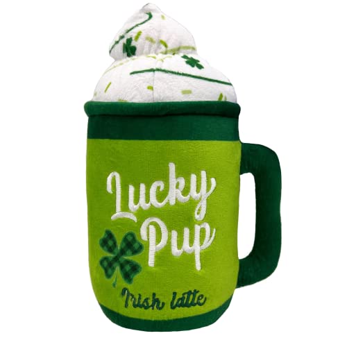 Lulubelles Power Plüsch | Lucky Pup Irish Latte (groß) | St. Patrick's Day Hundespielzeug mit Quietscher | lustiges Hundespielzeug | lustig, langlebig und sicher | Huxley & Kent quietschendes Hundespielzeug von Huxley & Kent