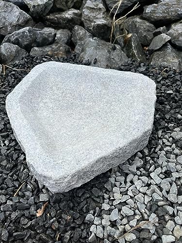 IDYL Granit-Stein Skulptur Vogeltränke | HxBxT 5x30x30 cm | Trinkbecken für Vögel aus massivem Stein | Pentagon | Handarbeit |Stilvolle Garten-Dekoration | Wetterfest | Ohne Dekoration von IDYL