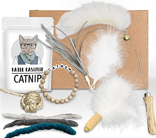 Kater Kasimir Katzenspielzeug Deluxe Set mit Katzenangel, Ersatzanhängern, Katzenball, Katzenminze, Affenfaust und Filzwürmchen. Plus extra CATMOM Armband von Kater Kasimir