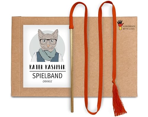 Premium Katzenangel mit Buchenholz-Stab und orangem Baumwollband. In Deutschland von Hand und mit Liebe gefertigtes nachhaltiges Katzenspielzeug von Kater Kasimir