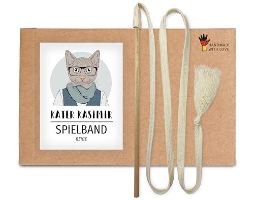 Premium Katzenangel mit Buchenholz-Stab und beigem Baumwollband. In Deutschland von Hand und mit Liebe gefertigtes nachhaltiges Katzenspielzeug von Kater Kasimir