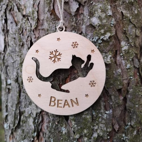 Keruidian Personalisiertes Katzenornament, Weihnachtskatzenornament, Weihnachtsbaumdekoration, individuelle Katzenform, Katzenname graviert, Katzenrasse, hängende Kugel (Design 6) von Keruidian