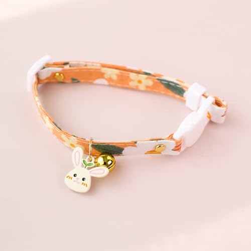 1 Packung Verstellbares Katzenhalsband Bär Blume Frühling Klein Frisch Anhänger Niedlich Mode Sicherheitsschnalle Halsband Haustier Hundehalsband mit Glocke-Orange Kaninchen,(18-32cm),China von LORSHEL