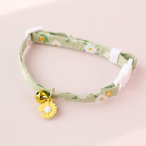 1 Packung Verstellbares Katzenhalsband Bär Blume Frühling Klein Frisch Anhänger Niedlich Mode Sicherheitsschnalle Halsband Haustier Hundehalsband mit glockengrünem Gänseblümchen,(18-32cm),China von LORSHEL