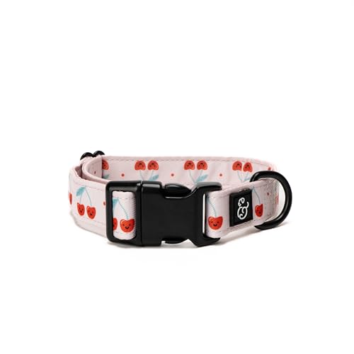 Lucy & Co. Cheery Cherries Hundehalsband – strapazierfähiges, leichtes Designer-Halsband für Haustiere – verstellbare Metall-Sicherheitsschnalle – rote Vichy-Kirschen – Größe L von Lucy & Co.