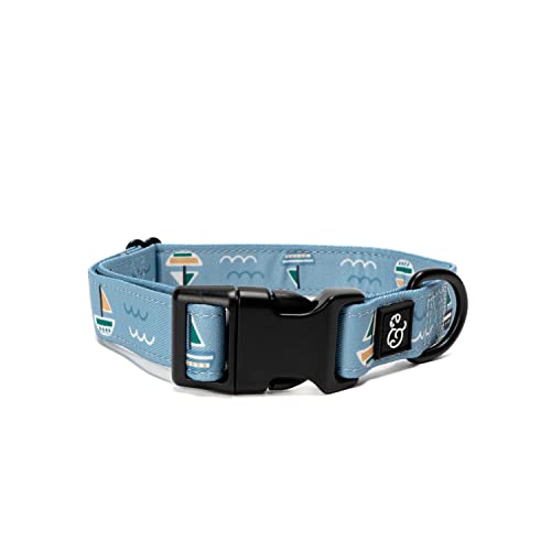 Lucy & Co. Set Sail Hundehalsband, verstellbar, niedliches Designer-Haustierhalsband für kleine, mittelgroße und große Hunde, Schnallenverschluss, klein, blau mit grünen und gelben Segelbooten von Lucy & Co.