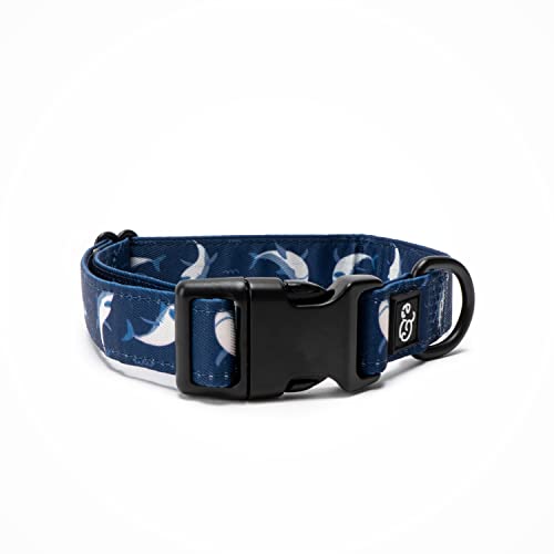 Lucy & Co. Shark Attack Hundehalsband – Langlebiges, leichtes Designer-Halsband für Haustiere – verstellbare Metall-Sicherheitsschnalle – Marineblau/weißer Hai – Größe M von Lucy & Co.