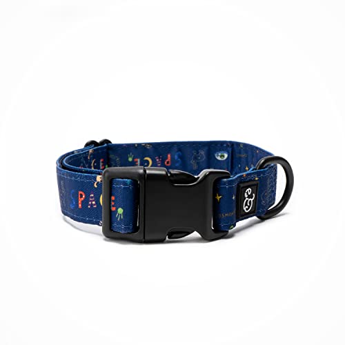 Lucy & Co. Space Doodle Hundehalsband – langlebiges, leichtes Designer-Halsband für Haustiere – verstellbare Metall-Sicherheitsschnalle – marineblaue Weltraum-Symbole – Größe S von Lucy & Co.