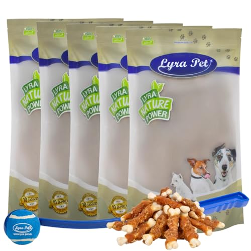 Lyra Pet® 5 kg Calciumknochen mit Hühnerbruststreifen + Ballschleuder | Kausnack vom Huhn | Leckerli für alle Hunde | Fettarmes Hundefutter | Idealer Belohnungs- und Trainingssnack von Lyra Pet