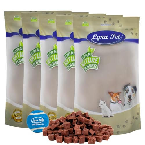 Lyra Pet® 5 kg Lammfleischwürfel Hundefutter Snack fettarm schonend getrocknet getrocknet Leckerli Kausnack Kauartikel für Hunde Kauspaß + Tennis Ball von Lyra Pet