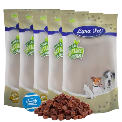 Lyra Pet® 5 kg Rindfleischwürfel Hundefutter Snack fettarm schonend getrocknet getrocknet Leckerli Kausnack Kauartikel für Hunde Kauspaß + Tennis Ball von Lyra Pet