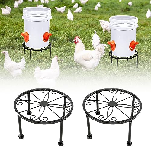 Metallständer für Hühner-Futterspender, Rostfreie Hühner-Bewässerungs-Eimer Ständer mit 4 Beinen für Stall Drinnen und Draußen (2 Stück) von MENAYODA