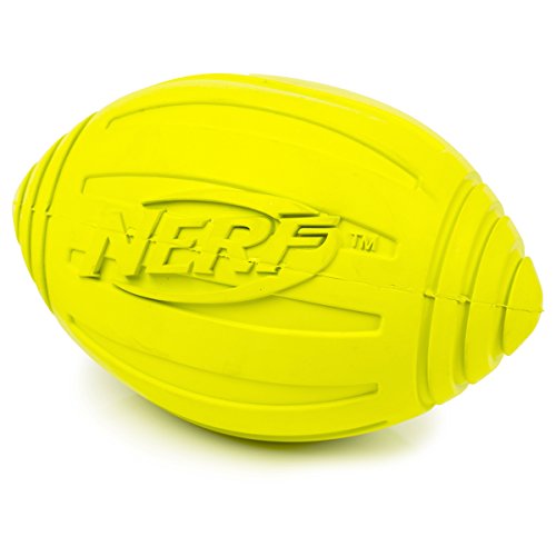 Nerf Dog Ridged Football Hundespielzeug mit interaktivem Quietscher, leicht, langlebig und wasserabweisend, 17,8 cm Durchmesser für mittelgroße/große Rassen, Einzeleinheit, Grün von Nerf Dog