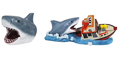 Penn-Plax Jaws Offiziell Lizenziertes 2-teiliges Aquarium-Ornament-Set – inklusive Bootsangriff und Hai-Schwimmen – klein von Penn-Plax