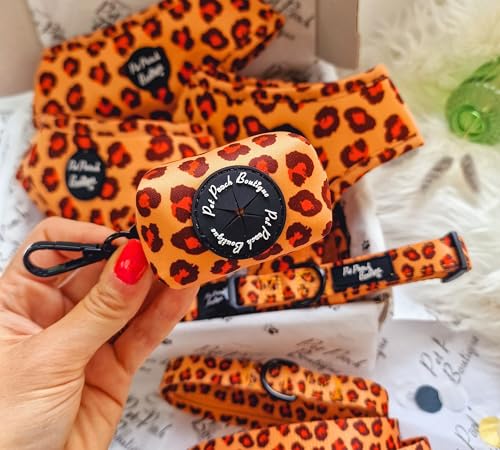 Pet Pooch Boutique Spiced Honey Leopard Hundekotbeutelhalter von Pet Pooch Boutique