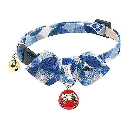 PetSoKoo Katzenhalsband in Diamantform mit Fliege und Glöckchen. Japanischer Glücksbringer und Cloisonne-Druck, Kreppstoff. Sicherheitsverschluss. Weich, leicht, Größe M, Blau von PetSoKoo