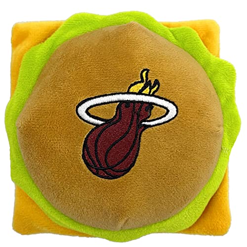 NBA Miami Heat Cheese Burger Plüsch Hund & Katze Quietschspielzeug - Niedliches Stadion Hamberger Snack Plüschspielzeug für Hunde & Katzen mit innerem Quietscher & schönem Basketball Team Name/Logo von Pets First