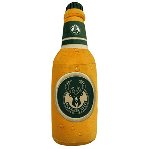 NBA Milwaukee Bucks Bierflasche Plüsch Hund & Katze Quietschspielzeug - Niedliches Stadion SODA Flasche Snack Plüschtier für Hunde & Katzen mit innerem Quietscher & schönem Basketball-Teamname/Logo von Pets First