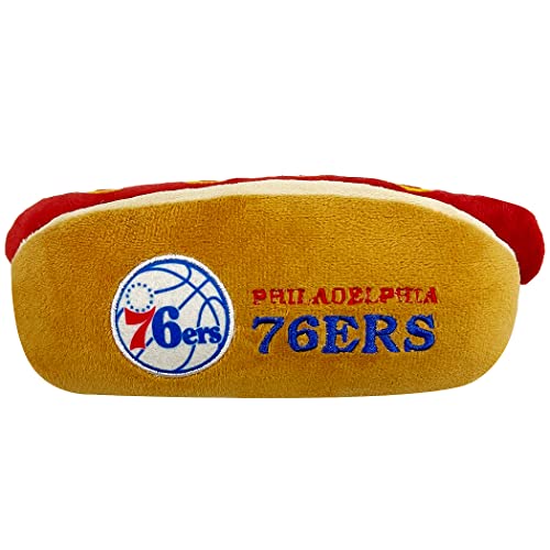 NBA Philadelphia 76ers Hot Dog Plüsch Hund & Katze Quietschspielzeug – Niedliches Hot-Dog Snack Plüschtier für Hunde & Katzen mit innerem Quietscher & schönem Basketball-Team-Name/Logo von Pets First