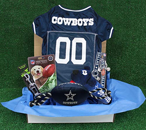 NFL Dallas Cowboys Haustier-Geschenkbox mit 2 lizenzierten Hundespielzeugen, 1 natürliches Hundeleckerli, 1 NFL Trikot, 1 NFL Welpen-Trainingsglocken und 1 Auto-Sicherheitsgurt von Pets First