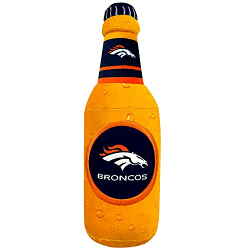 NFL Denver Broncos Bierflasche Plüsch Hund & Katze Quietschspielzeug - Niedliches Stadion SODA Flasche Snack Plüschtier für Hunde & Katzen mit Innenquietscher & Schöner Fußballmannschaft Name/Logo von Pets First