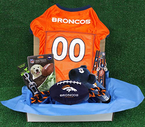 NFL Denver Broncos Haustier-Geschenkbox mit 2 lizenzierten Hundespielzeugen, 1 natürliches Hundeleckerli, 1 NFL Trikot, 1 NFL Welpen-Trainingsglocken und 1 Auto-Sicherheitsgurt von Pets First