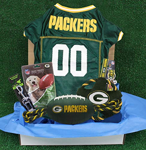 NFL Green Bay Packers Haustier-Geschenkbox mit 2 lizenzierten Hundespielzeugen, 1 natürliches Hundeleckerli mit Logo, 1 NFL-Trikot, 1 NFL Welpen-Trainingsglocken und 1 Auto-Sicherheitsgurt von Pets First