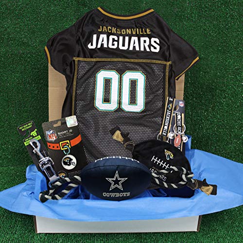 NFL Jacksonville Jaguars Haustier-Geschenkbox mit 2 lizenzierten Hundespielzeugen, 1 Logo-graviertes natürliches Hunde-Leckerli, 1 NFL-Jersey, 1 NFL-Welpen-Trainingsglocken und 1 Auto-Sicherheitsgurt von Pets First