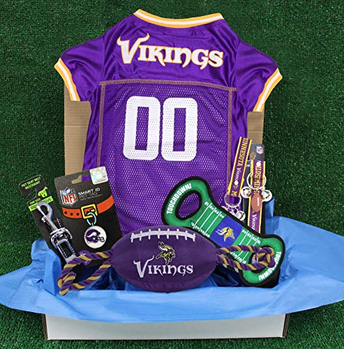 NFL Minnesota Vikings Haustier-Geschenkbox mit 2 lizenzierten Hundespielzeugen, 1 natürliches Hundeleckerli, 1 NFL Trikot, 1 NFL Welpen-Trainingsglocken und 1 Auto-Sicherheitsgurt von Pets First