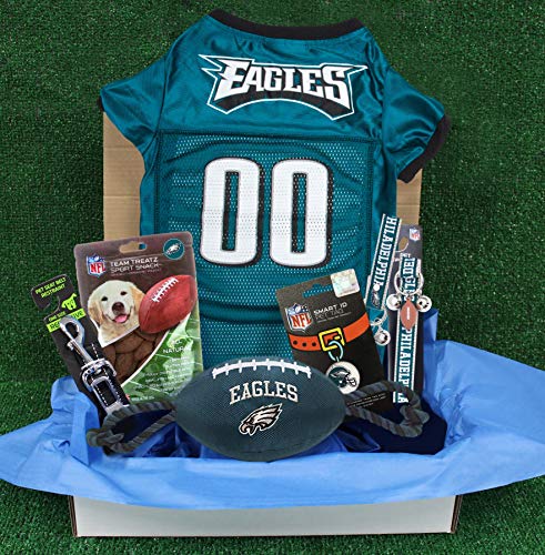 NFL Philadelphia Eagles Haustier-Geschenkbox mit 2 lizenzierten Hundespielzeugen, 1 natürliches Hundeleckerli, 1 NFL Jersey, 1 NFL Welpen-Trainingsglocken und 1 Auto-Sicherheitsgurt von Pets First