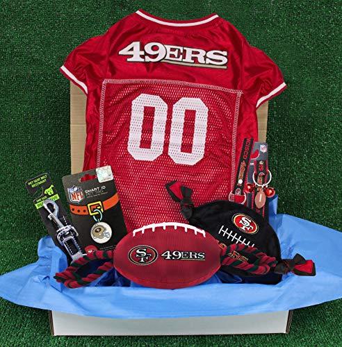 NFL San Francisco 49Ers Haustier-Geschenkbox mit 2 lizenzierten Hundespielzeugen, 1 natürliches Hundeleckerli, 1 NFL Jersey, 1 NFL Welpen-Trainingsglocken und 1 Auto-Sicherheitsgurt von Pets First