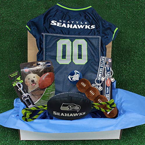 NFL Seattle Seahawks Haustier-Geschenkbox mit 2 lizenzierten Hundespielzeugen, 1 natürliches Hundeleckerli, 1 NFL Jersey, 1 NFL Welpen-Trainingsglocken und 1 Auto-Sicherheitsgurt von Pets First