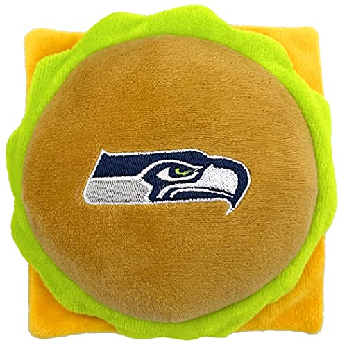 NFL Seattle Seahawks Käse Burger Plüsch Hund & Katze Quietschspielzeug - süßes Stadion Hamberger Snack Plüschspielzeug für Hunde & Katzen mit innerem Quietscher & schönem Fußballmann-Namen / Logo von Pets First