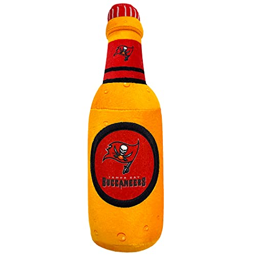 NFL Tampa Bay Buccaneers Bierflasche Plüsch Hund & Katze Quietschspielzeug - Niedliches Stadion SODA Flasche Snack Plüschtier für Hunde & Katzen mit innerem Quietscher & schönem Fußball Team Name/Logo von Pets First