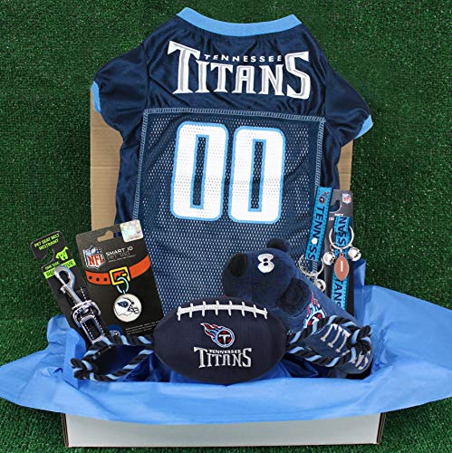 NFL Tennessee Titans Haustier-Geschenkbox mit 2 lizenzierten Hundespielzeugen, 1 Logo-Gravur, 1 NFL-Jersey, 1 NFL-Welpen-Trainingsglocken und 1 Auto-Sicherheitsgurt von Pets First