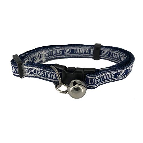 Pets First Katzenhalsband NHL Tampa Bay Lightning CAT Halsband Verstellbares Break-Away Halsband für Katzen mit Lizenz-Teamnamen & Logo. Niedliches & modisches Hockey Sport Katzenhalsband mit Metall Jingle Bell von Pets First